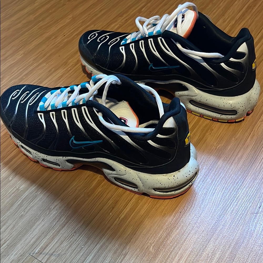 Nike Air Max Plus
Black Teal Coral